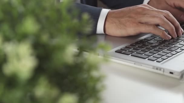 Hand Affärsman Kostym Skriva Tangentbordet Laptop Lastbil Skott Affärsman Arbetar — Stockvideo