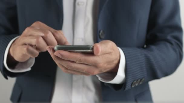 Hand Businessman Suit Touch Slide Zoom Screen Smartphone Truck Shot — Stock Video
