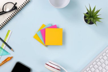 4 Yapışkan Not veya Not Defteri ve Ofis Malzemeleri Klavye, Kalem, Ofis Bitkileri, Not Defteri, Gözlükler, Akıllı Telefon, Kulaklık, Modern Temiz Yaratıcı Ofis Masası Üzerine Kahve Kupası
