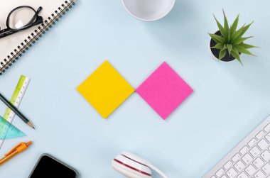 2 Yapışkan Not veya Not Defteri ve Ofis Malzemeleri Klavye, Kalem, Ofis Bitkileri, Not Defteri, Gözlükler, Akıllı Telefon, Kulaklık, Modern Temiz Yaratıcı Ofis Masası Üzerine Kahve Kupası