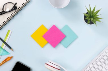 3 Yapışkan Not veya Not Defteri ve Ofis Malzemeleri Klavye, Kalem, Ofis Bitkileri, Not Defteri, Gözlükler, Akıllı Telefon, Kulaklık, Modern Temiz Yaratıcı Ofis Masası Üzerine Kahve Kupası