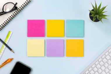 6 Yapışkan Not Defteri veya Not Defteri ve Ofis Malzemeleri Klavye, Kalem, Ofis Bitkileri, Spiral Not Defteri, Gözlük, Ceten, Cep Telefonu Modern Temiz Yaratıcı Ofis Masası veya Üst Görünüm Masası Üzerine Masa