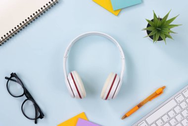 Merkez ve Ofis Malzemeleri 'nde Klavye, Kalem, Yapışkan Not, Ofis Bitkileri, Gözlükler, Modern Temiz Yaratıcı Ofis Masası Üzerine Spiral Not Defteri