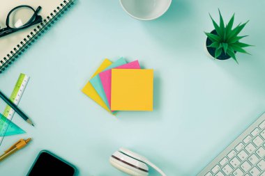 4 Yapışkan Not veya Not Defteri ve Ofis Malzemeleri Klavye, Kalem, Ofis Bitkileri, Not Defteri, Gözlükler, Akıllı Telefon, Kulaklık, Modern Temiz Yaratıcı Ofis Masası 'nda Klasik Görünüm Üzerine Kahve Kupası