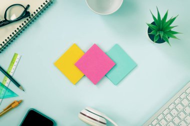 3 Yapışkan Not veya Not Defteri ve Ofis Malzemeleri Klavye, Kalem, Ofis Bitkileri, Not Defteri, Gözlükler, Akıllı Telefon, Kulaklık, Modern Temiz Ofis Masasında Kahve Kupası veya Vintage Ton Top View