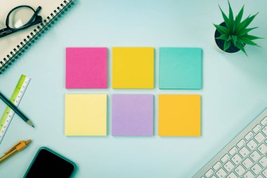 6 Yapışkan Not Defteri ya da Not Defteri ve Ofis Malzemeleri Klavye, Kalem, Ofis Bitkileri, Spiral Not Defteri, Gözlük, Ceten, Cep Telefonu Modern Temiz Yaratıcı Ofis Masası ya da Üst Görünümde Masa