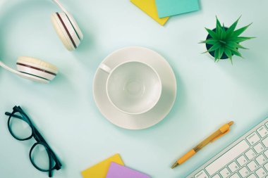 Merkez ve Ofis Malzemeleri 'nde Klavye, Kulaklık, Kalem, Yapışkan Not, Ofis Bitkileri, Modern Temiz Kreatif Ofis Masasında Gözlük veya Vintage Ton Masa