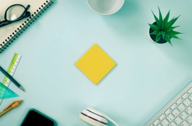 Sarı Not Defteri veya Not Defteri ve Ofis Malzemeleri Klavye, Kalem, Ofis Bitkileri, Not Defteri, Gözlükler, Akıllı Telefon, Kulaklık, Temiz Ofis Masası Üzerine Kahve Kupası veya Vintage Ton Top View