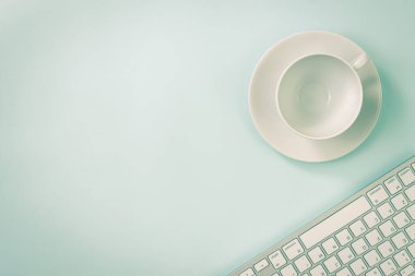 Modern Clean Creative Office Desk veya Office Table on Top View veya Flat Lay üzerine kahve kupası ve kalem ve bilgisayar klavyesi. Mavi Çalışma Alanı Minimalist Arkaplan ve Klasik Ton Ofis Malzemeleri