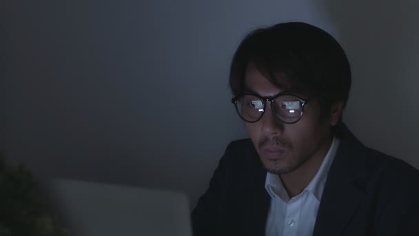 Junger Versicherungsvertreter Oder Asiatischer Geschäftsmann Anzug Trägt Brille Tippt Laptop — Stockvideo