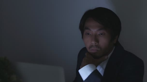 Junger Versicherungsvertreter Oder Asiatischer Geschäftsmann Anzug Tippt Laptop Und Touch — Stockvideo