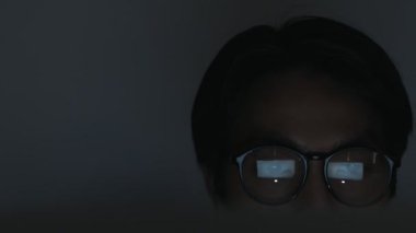 Kamyon Çekimi Asyalı Sigorta Ajanı Gözlüklü Daktilo ve Zoom Biçimli Ofiste Geç Saatlere Kadar Çalışıyor