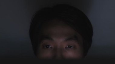 Ön Görünüm Asya Sigorta Ajanı İşadamı Laptop Yazıyor ve Zoom Stili Ofisinde Geç Saatlere Kadar Çalışıyor