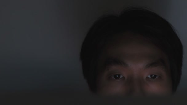 Kamyon Asyalı Sigorta Ajanı Bilgisayarı Daktilo Zoom Biçiminde Geç Saatlere — Stok video