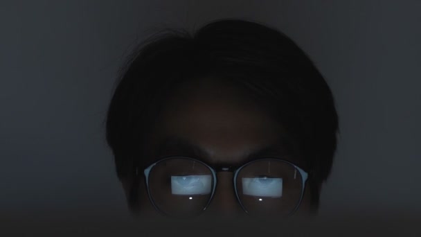Asiatischer Versicherungsvertreter Geschäftsmann Trägt Brille Tippt Laptop Und Arbeitet Spät — Stockvideo