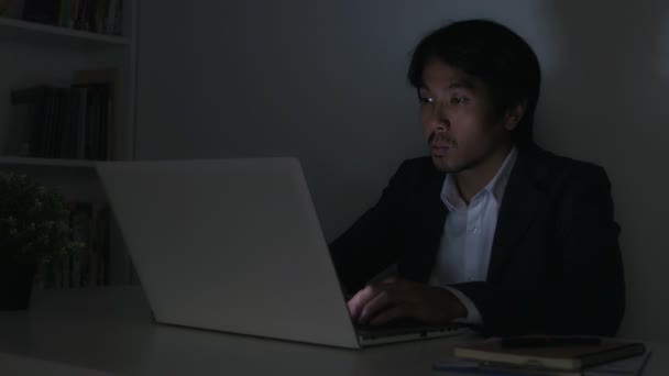 Lkw Erschoss Asiatischen Versicherungsvertreter Geschäftsmann Anzug Tippt Laptop Und Touch — Stockvideo