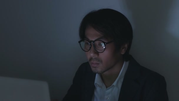 Ασιάτης Ασφαλιστής Πράκτορας Επιχειρηματίας Κοστούμι Φορούν Γυαλιά Touch Chin Και — Αρχείο Βίντεο