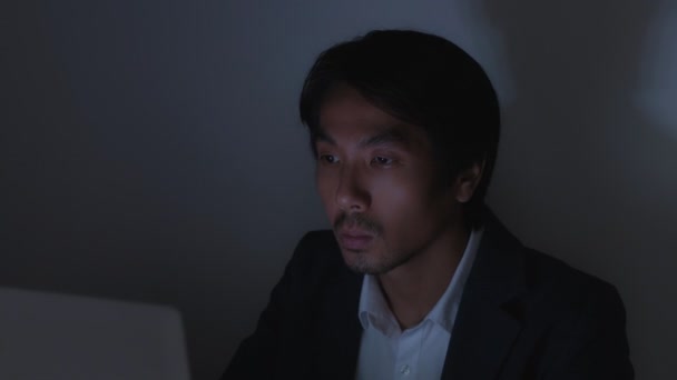 Asiatischer Versicherungsvertreter Geschäftsmann Anzug Tippt Laptop Bei Normaler Arbeit Spät — Stockvideo