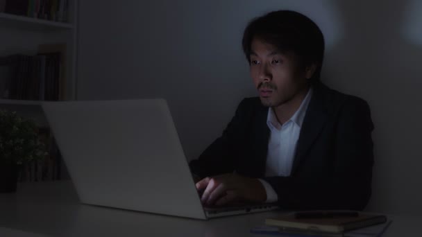 Asiatico Agente Assicurativo Uomo Affari Tuta Digitando Laptop Touch Mento — Video Stock