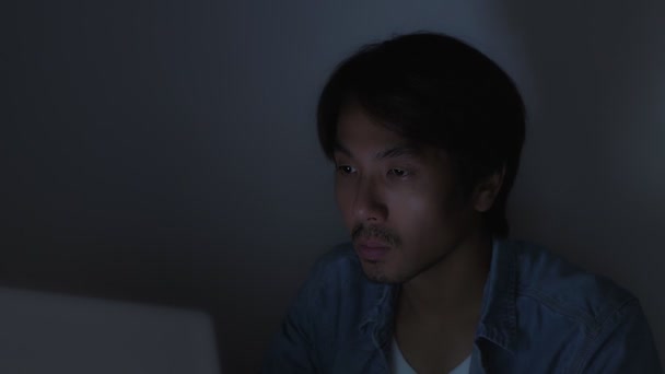 Asiatisk Afslappet Forretningsmand Eller Freelance Jeans Skjorte Skrive Bærbar Computer – Stock-video