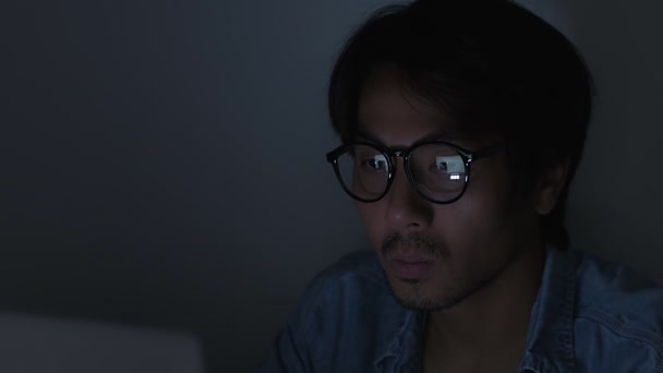 Asian Casual Businessman Fleance Jeansシャツウェア眼鏡タイプノートパソコンとタッチチン Zoom Viewのオフィスで働く — ストック動画