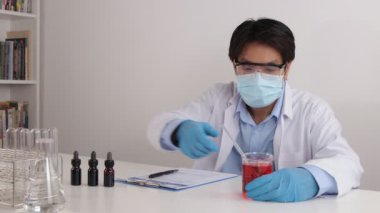 Corona Virüs Hastalığında Asyalı Doktor veya Bilim Adamı Gözlük ve Yüz Maskesi ve Beyaz Ceket Giyer veya Yorgun ve Ciddi