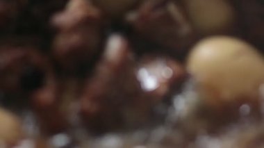 Shift Focus Thai yemek domuz eti ve tatlı kahverengi soslu haşlanmış yumurta veya Zoom View 'da Tayland yahnisi