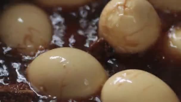 Thaise Gestoofde Gekookte Eieren Varkensvlees Zoete Bruine Saus Zoom View — Stockvideo