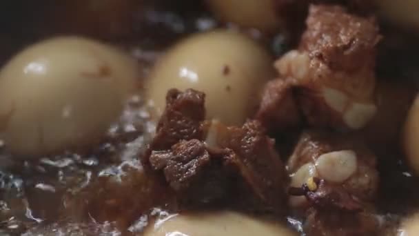 Alimentos Tailandeses Ovos Cozidos Carne Porco Molho Marrom Doce Vista — Vídeo de Stock