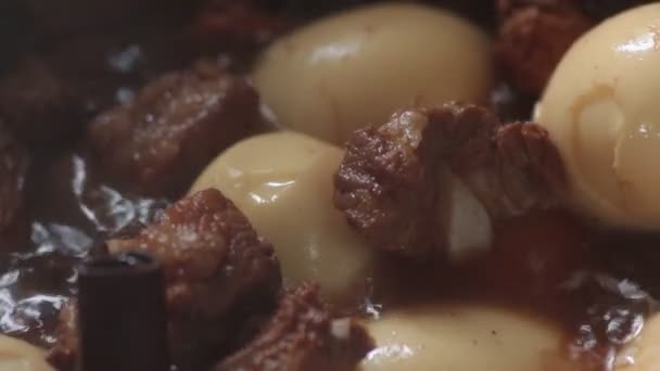 Cerdo Huevos Hervidos Salsa Dulce Marrón Vista Zoom — Vídeo de stock