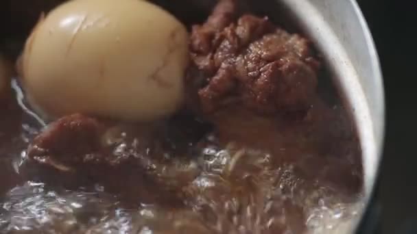 Comida Tailandesa Cerdo Huevos Hervidos Salsa Marrón Dulce Estofado Tailandés — Vídeo de stock