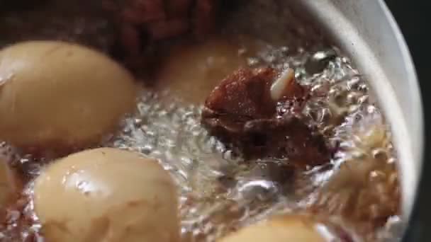 Comida Tailandesa Huevos Hervidos Cerdo Salsa Marrón Dulce Estofado Tailandés — Vídeos de Stock