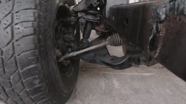 Zoom Görünümünde Araba Süspansiyon Sistemi Tekerlek ve Lastik ve Alt Kol ve Şok Emici ve Fren Hub ve Chassis