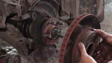 Otomobil Tamircisi ya da Otomatik Tamirci Toplanma Diski Tekerlek Merkezine Odaklama Görünümünde Fren