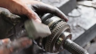 Oto Tamircisi veya Otomatik Tamirci Katlama Şaft Lastik Önyükleme Bandı Görüntüde