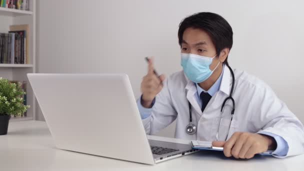 Jovem Médico Asiático Casaco Laboratório Vestido Com Estetoscópio Usar Máscara — Vídeo de Stock