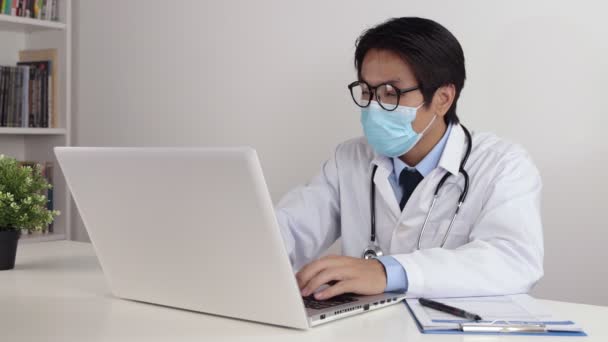 Jovem Asiático Médico Homem Laboratório Casaco Vestido Com Estetoscópio Usar — Vídeo de Stock