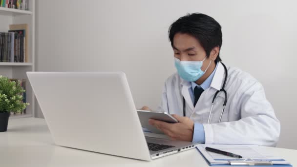 Jeune Homme Médecin Asiatique Blouse Laboratoire Robe Avec Stéthoscope Porter — Video