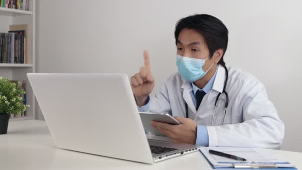 Joven Médico Asiático Con Abrigo Laboratorio Vestido Con Estetoscopio Use — Vídeos de Stock
