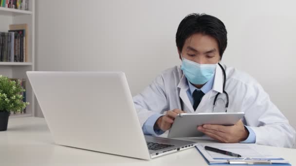Молодий Азіатський Доктор Лабораторному Пальто Або Сукня Stethoscope Wear Face — стокове відео
