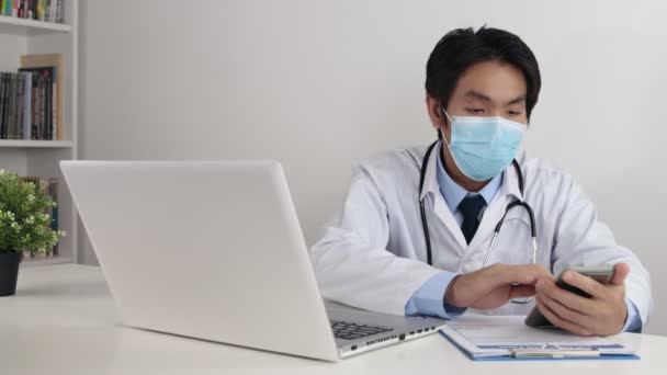 Молодий Азіатський Доктор Лабораторному Пальто Або Сукні Stethoscope Wear Face — стокове відео