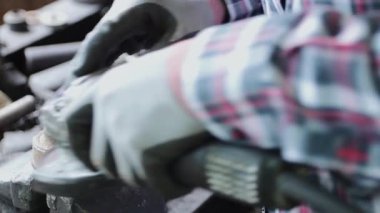 Track Shot Retoom Back View Construction Industrial Factory veya Metalwork Concept by Tamirci veya Teknisyen Grinder with Auto Part Workshop