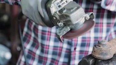 Track Zoom Front View Construction Industrial Factory ya da Metalwork Concept by Tamirci ya da Teknisyen Öğütücüsüyle Otomobil Parçası Atölyesi