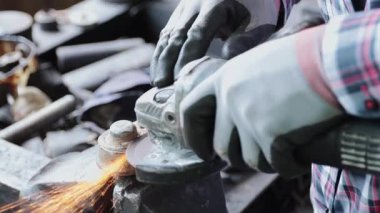 Tamirci ya da Teknisyen Öğütücü ve Otomobil Parçası Atölyesi 'nden Zoom Back View Construction Industrial Factory ya da Metalwork Concept