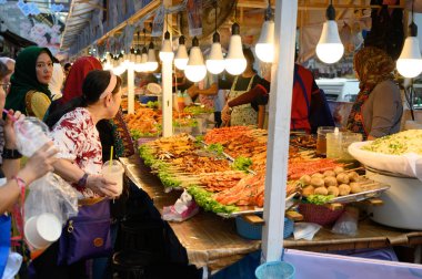 Bangkok, Tayland, 9 Eylül 2019: Sokak yemekleri ve turistler