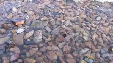 Baykal Gölü kıyısında taş kıyısı