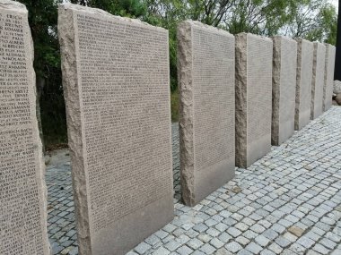 Dünya Savaşı 'nda ölenlerin isimlerinin yazılı olduğu plakalar.