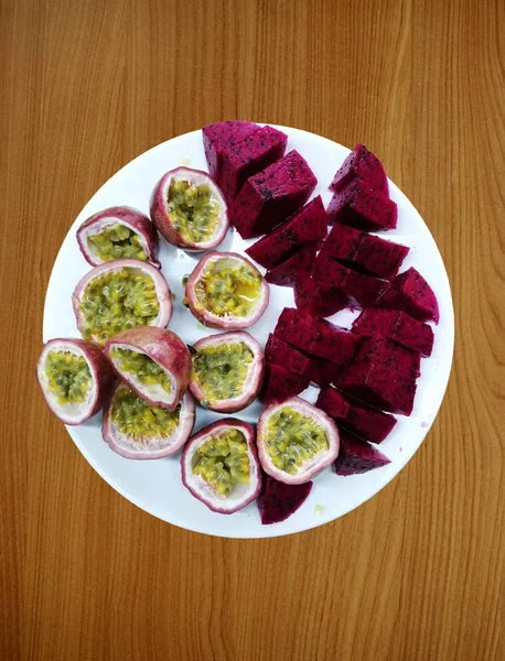 ietnam meyveleri beyaz tabakta yakın plan