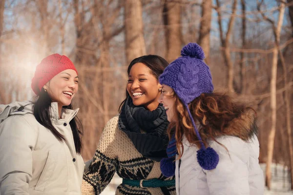 Grupp flicka vänner njuter av att ta selfies i snön på vintern — Stockfoto