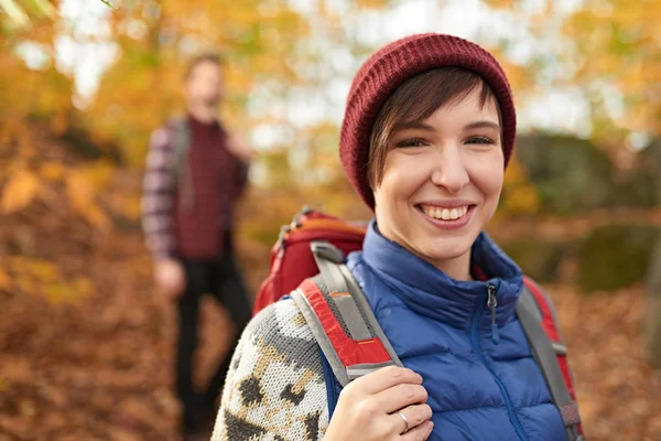 Attraente coppia caucasica escursioni attraverso la foresta in autunno in Canada — Foto Stock